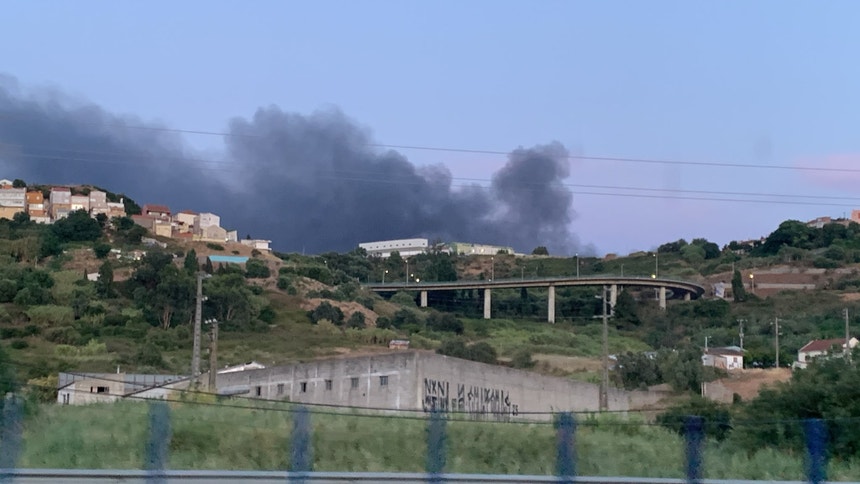 Imagem de Incêndio industrial em Camarate dado como dominado