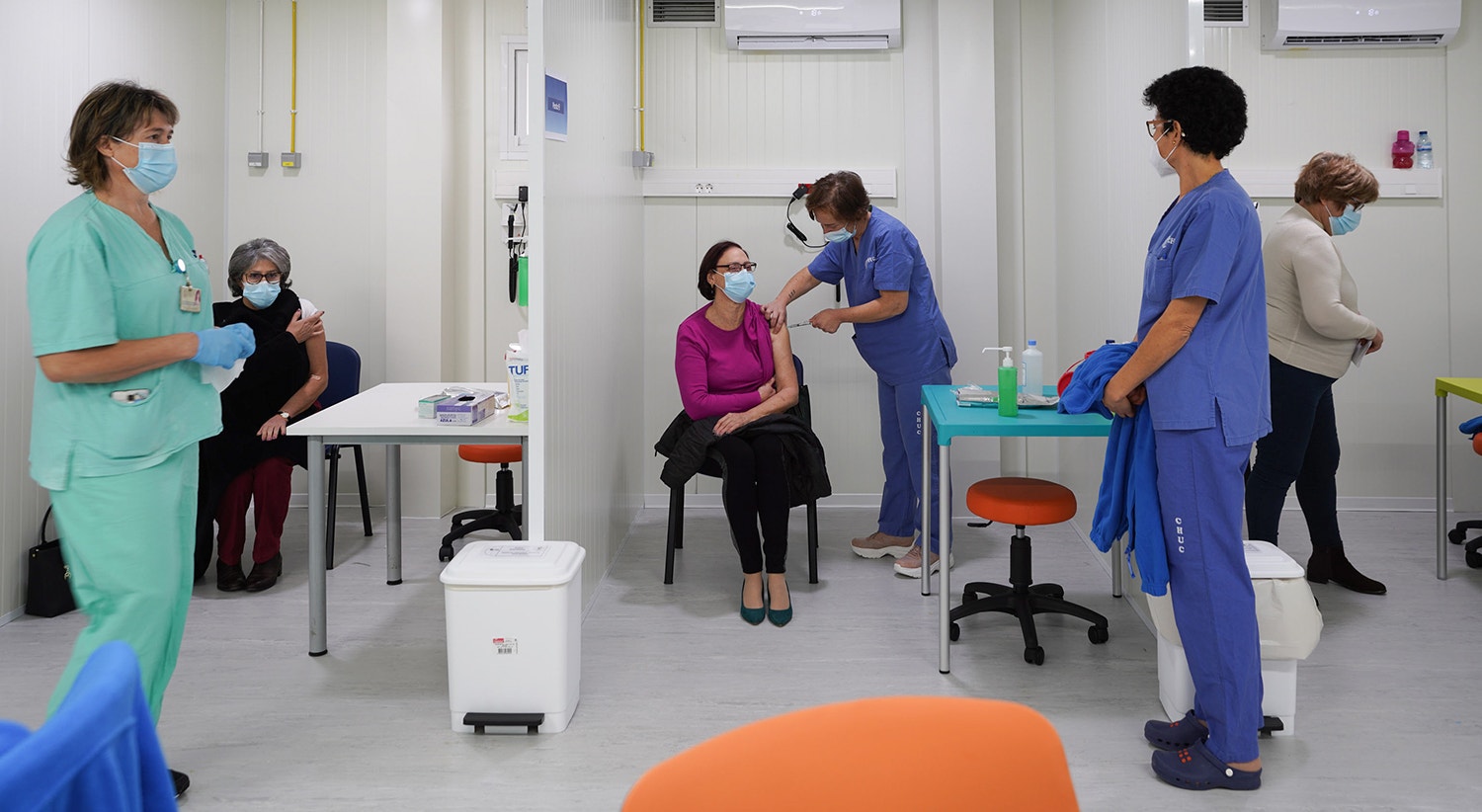  Vacina&ccedil;&atilde;o no Centro Hospitalar e Universit&aacute;rio de Coimbra | S&eacute;rgio Azenha - EPA 