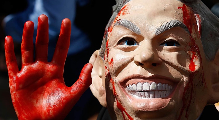 Manifestante caricaturando Tony Blair
