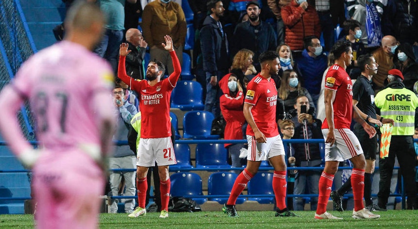 Rafa, à esquerda na foto, ergueu os braços ao céu e festejou o golo que permitiu ao Benfica segurar a liderança do campeonato
