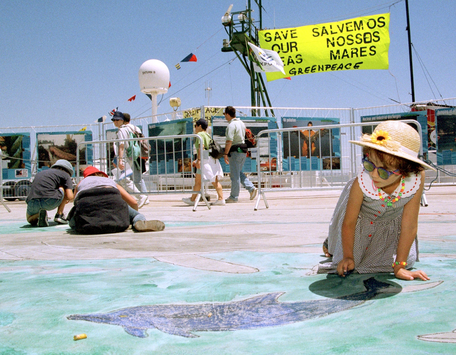  Escolas foram convidadas pela Greenpeace para pintar criaturas n&aacute;uticas no passeio da Expo '98 /Foto: JR/EB via Reuters 