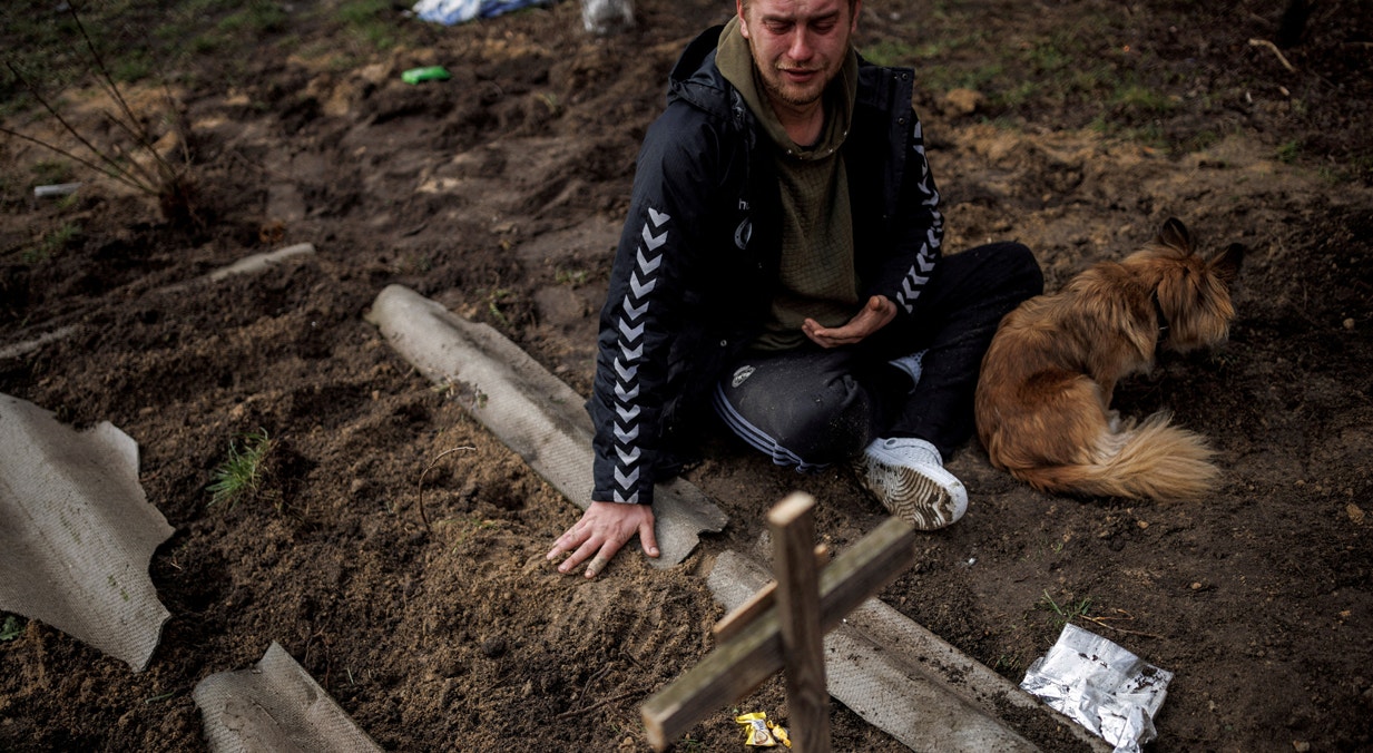 Serhii Lahovskyi de 26 anos chora a morte de amigo morto por triopas russas em Bucha | Alkis Konstantinidis - Reuters 