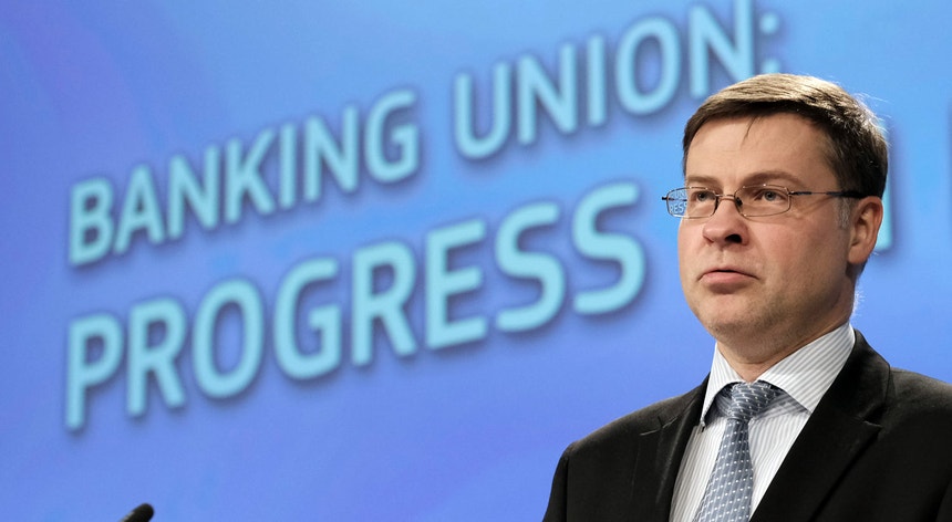 “Com menos crédito malparado, os bancos serão capazes de emprestar mais a famílias e empresas”, advogou o vice-presidente da Comissão Europeia Valdis Dombrovskis
