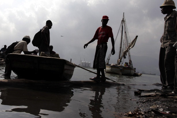  Ap&oacute;s um novo sismo de magnitude 6.0, alguns haitianos procuram deixar Port-au-Prince para tr&aacute;s e rumar a Jeremie, no Norte do Haiti 