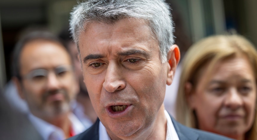 Carneiro desafia primeiro-ministro a dar a cara pelos problemas nos exames