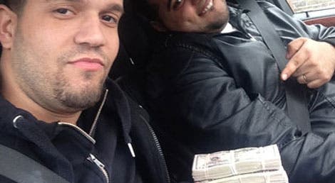 Elvis Rafael Rodriguez, à esquerda e Emir Yasser Yeje, dois dos acusados esta quinta feira, posam com cerca de 40.000 dólares, em março. As autoridades dizem que os dois se preparavam para ir "lavar o dinheiro" alegadamente produto do roubo Elvis Rafael Rodriguez, à esquerda e Emir Yasser Yeje, dois dos acusados esta quinta feira, posam com cerca de 40.000 dólares, em março. As autoridades dizem que os dois se preparavam para ir "lavar o dinheiro" alegadamente produto do roubo