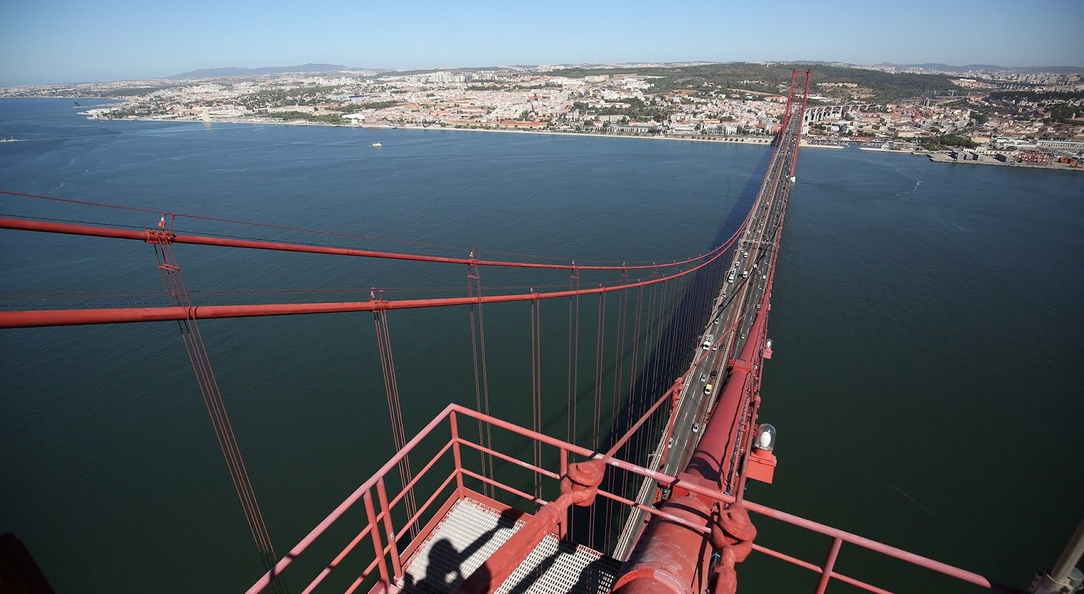 Um morto em colisão entre camião e mota na Ponte 25 de Abril