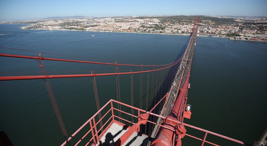 Imagem de Um morto em colisão entre camião e mota na Ponte 25 de Abril