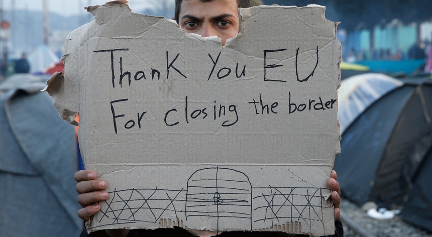 Um refugiado protesta contra o encerramento das fronteiras na Europa
