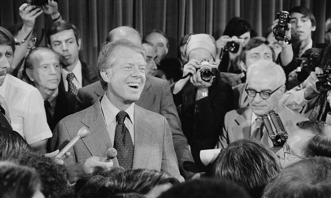  O presidente Jimmy Carter cercado por jornalistas, a 13 de junho de 1977 | Biblioteca do Congresso/Thomas J. O'Halloran via REUTERS 