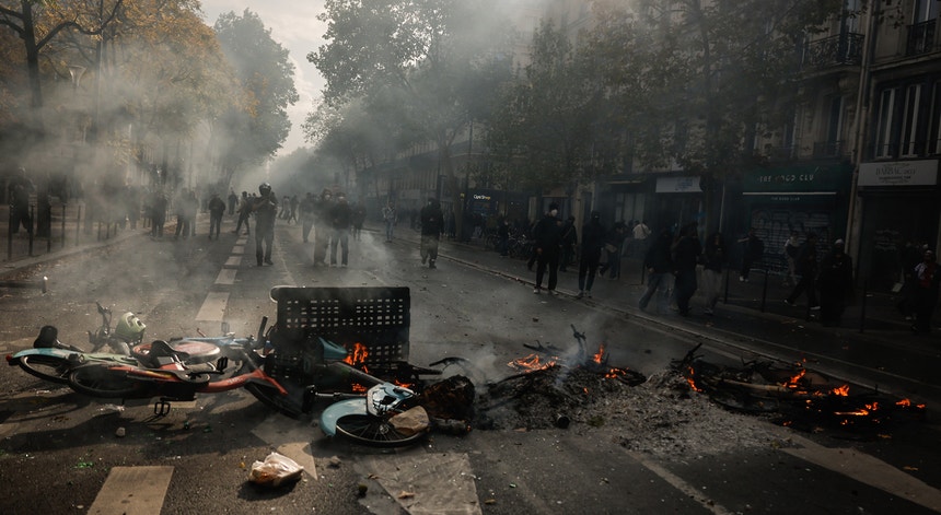 Imagem de França faz contas aos estilhaços e cinzas após jornada de protestos e confrontos