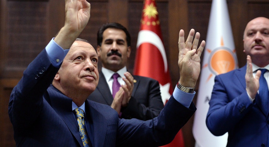 Recep Tayyip Erdogan dirigiu-se esta terça-feira ao Parlamento turco
