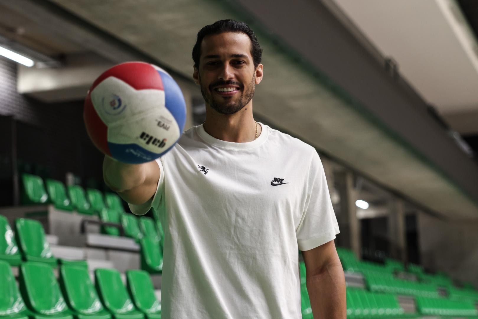 Voleibol do Sporting contrata `zona 4` brasileiro João Rafael