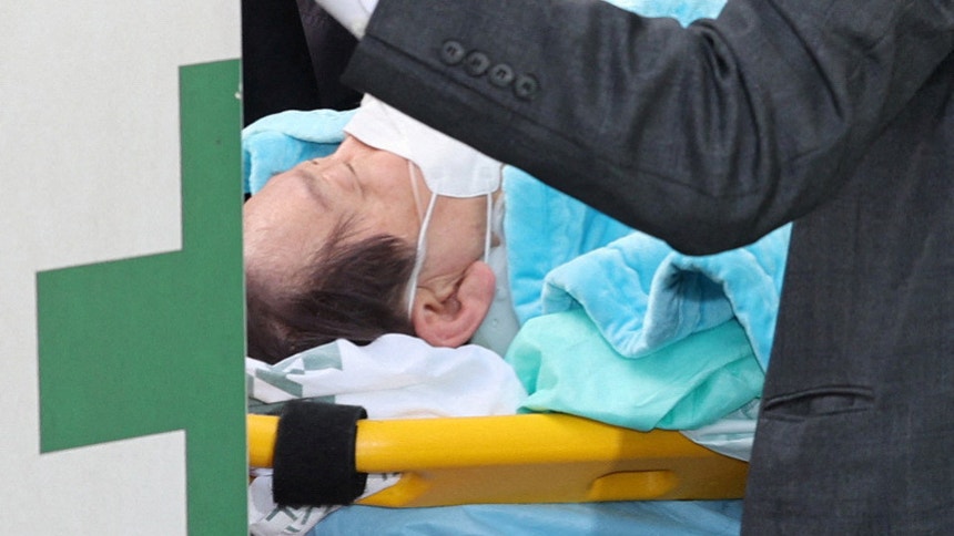 Líder da oposição sul-coreana recupera depois de ter sido esfaqueado no pescoço
