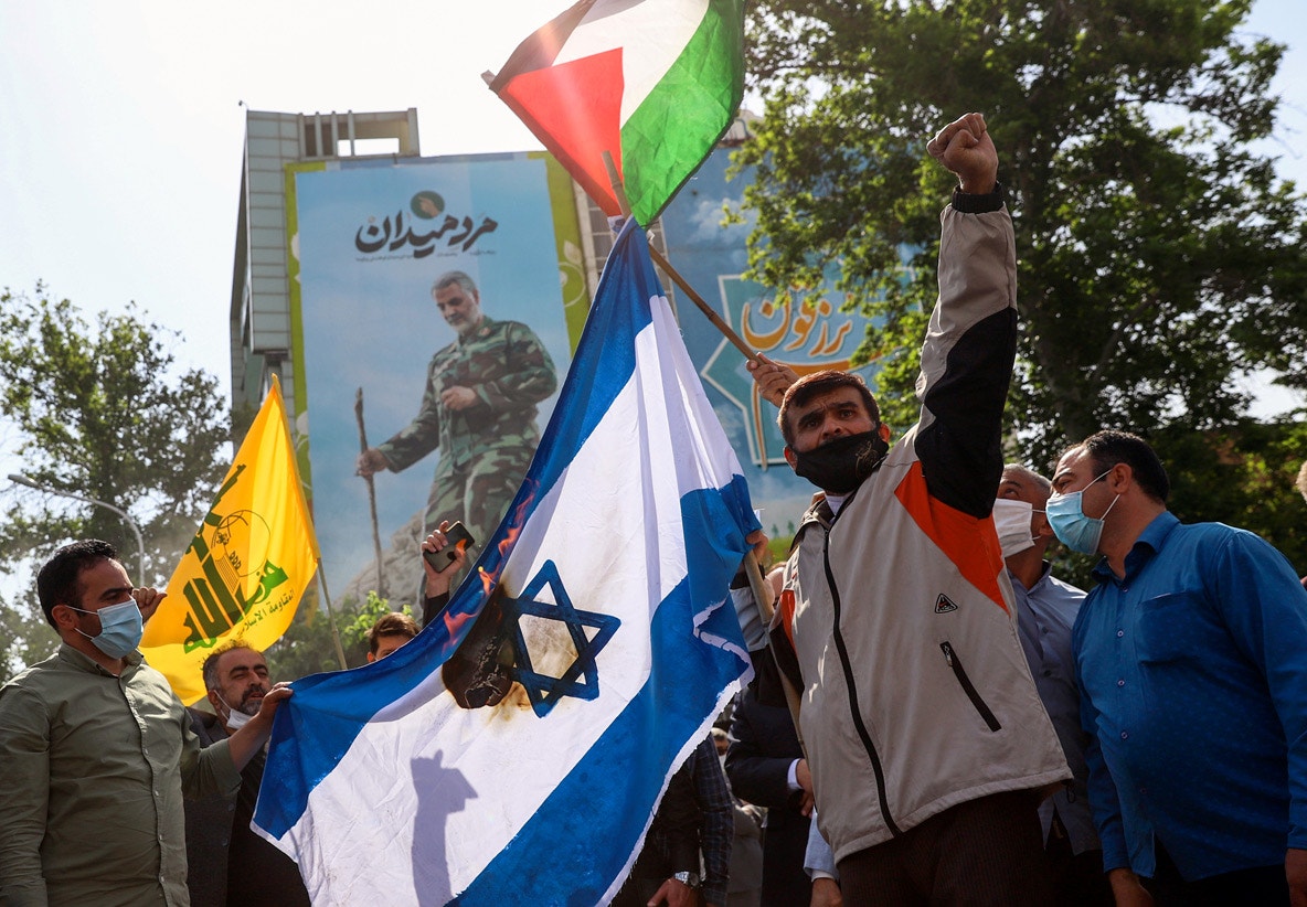  Ir&atilde;o. Durante a marcha anual que assinala o Dia de Jerusal&eacute;m, em Teer&atilde;o. Queimam uma bandeira israelita | Majid Asgaripour/WANA - Reuters  