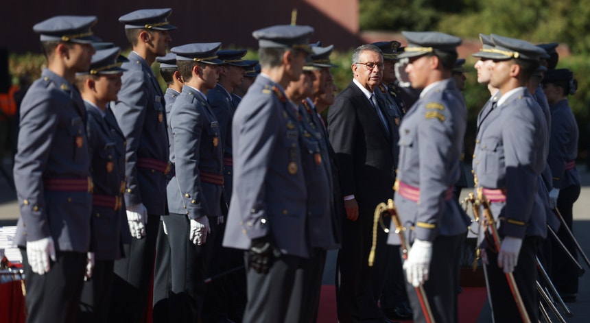 Imagem de Seguro discursa a oficiais. "País necessita de líderes que saibam decidir quando não há respostas fáceis"