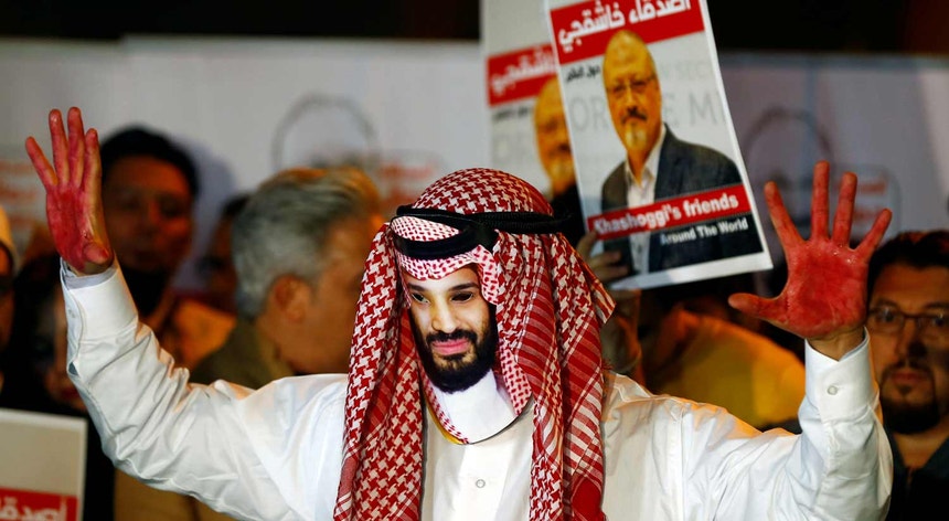 Manifestante turco, mascarado de príncipe saudita com as mãos sujas de sangue
