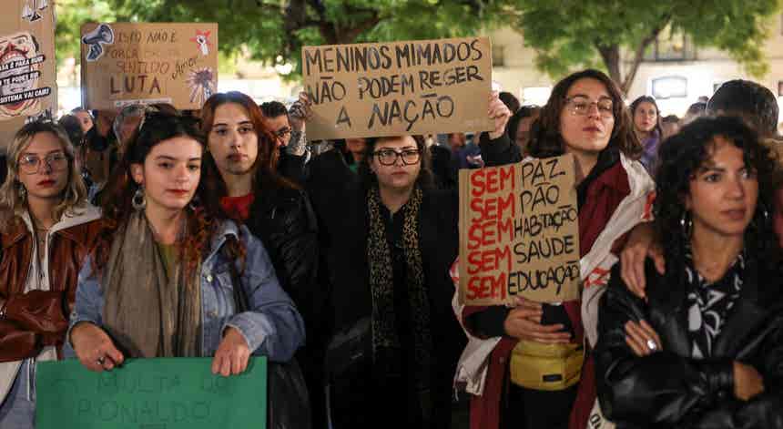 Manifestantes aprovam novos protestos para s�bado