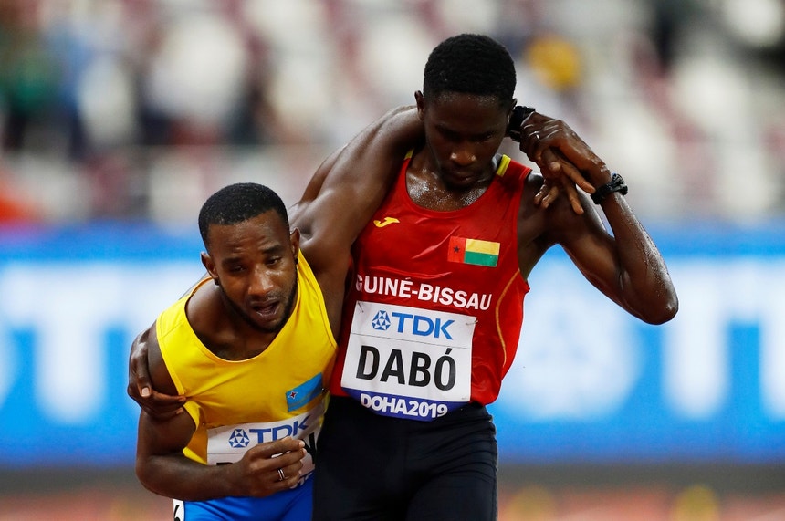 Braima Dabó, da Guiné-Bissau, ajudou o atleta Jonathan Busby, de Aruba
