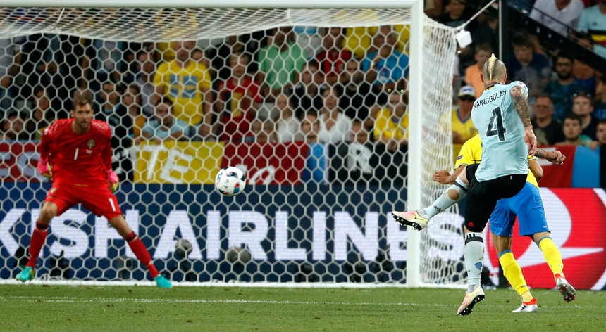 Nainggolan no momento em que marcou o golo da vitória belga
