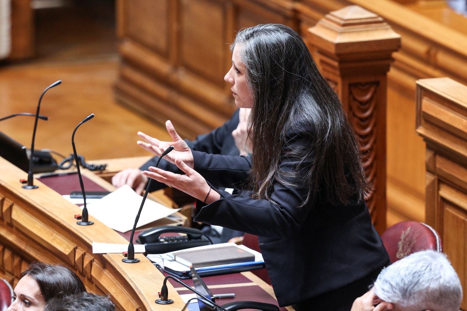 Perante críticas à reforma laboral. Montenegro acusa esquerda de 
