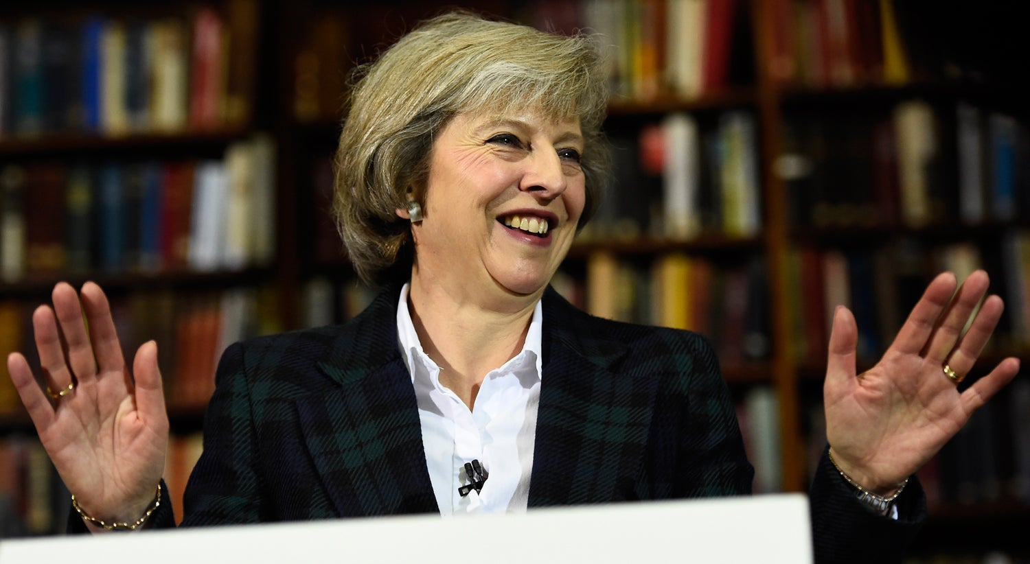 Theresa May esta manh&atilde; numa confer&ecirc;ncia de imprensa em Londres. Foto: Dylan Martinez - Reuters.