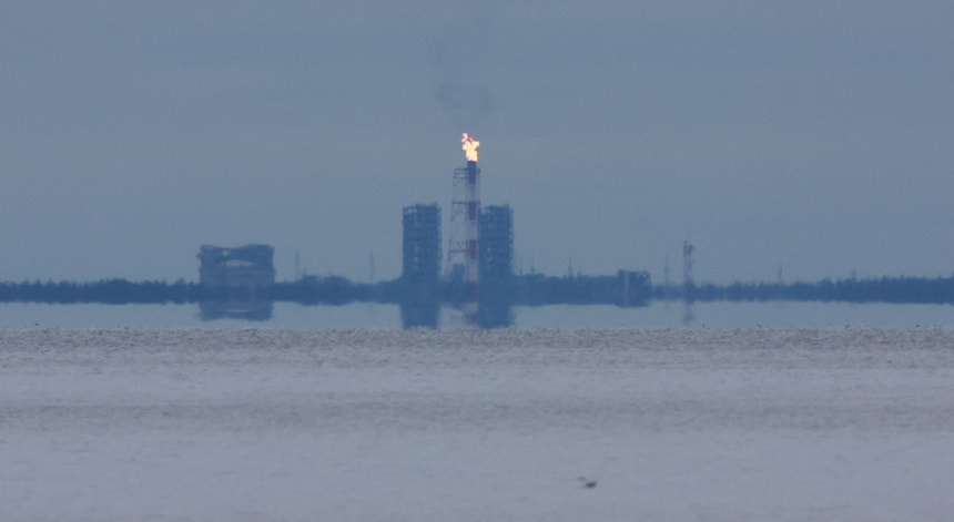 Queima de gás na Baía de Portovaya Bay na costa do Golfo da Finlandia, região de Leningrado
