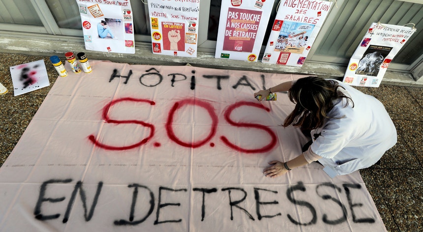 Os médicos franceses em protesto denunciam que os cortes orçamentais deixaram o sistema público de saúde a um passo do colapso
