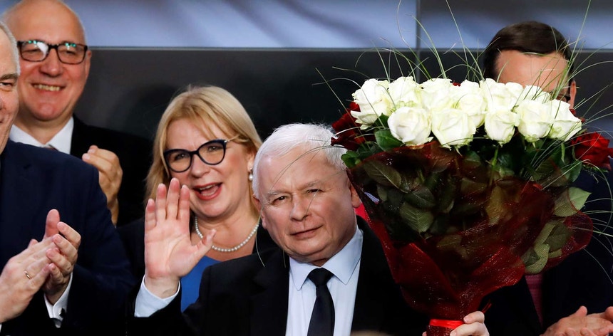 O líder do PiS, Jaroslaw Kaczynski, após o anúncio da vitória eleitoral
