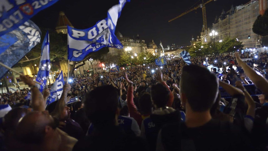 Os adeptos portistas não se contiveram e saíram à rua para festejar a "dobradinha"
