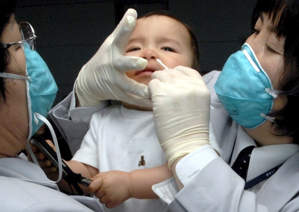  Autoridades da Coreia do Sul recolhem amostras, para an&aacute;lise, de um beb&eacute; que chegou num voo proveniente dos Estados Unidos. (Seok/Pool/EPA)  