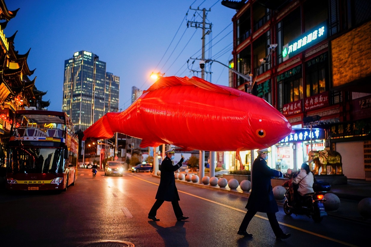  China. Bal&atilde;o gigante em forma de carpa | Aly Song - Reuters 