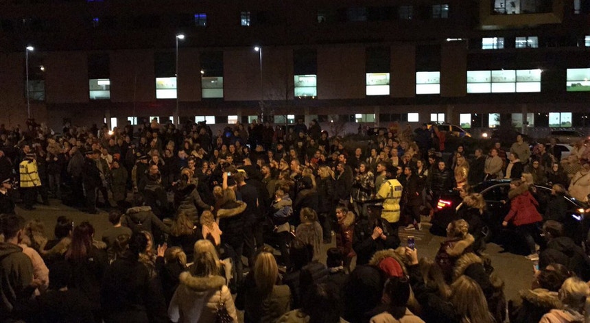 Centenas de pessoas protestaram quinta-feira à noite a favor do bebé Alfie Evans

