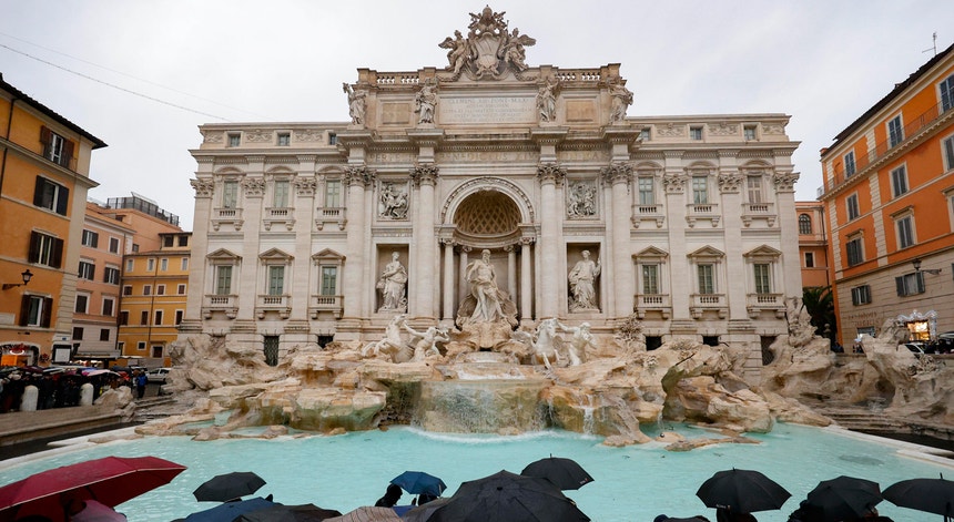 Imagem relacionada com a notícia:Fonte de Trevi reabriu ao público