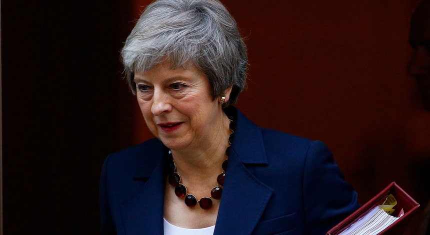 Theresa May confirmou que o acordo foi aprovado pelo Governo britânico ao fim de um "debate longo, detalhado e acalorado"
