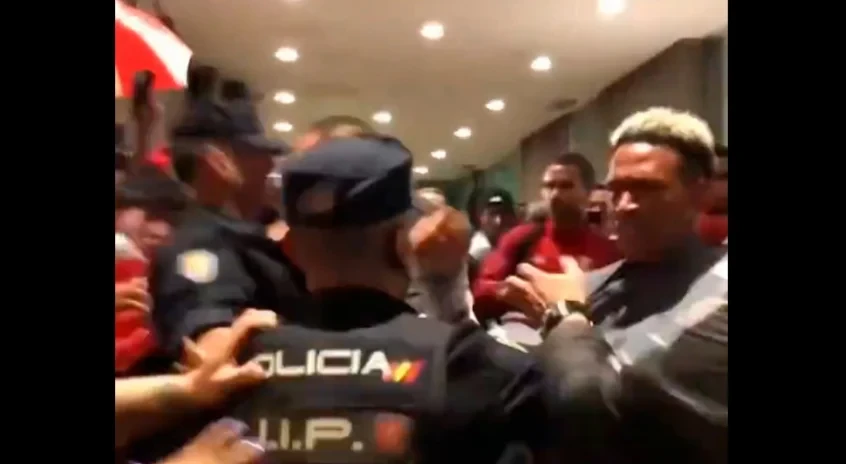 Futebolistas e polícias estiveram em confronto
