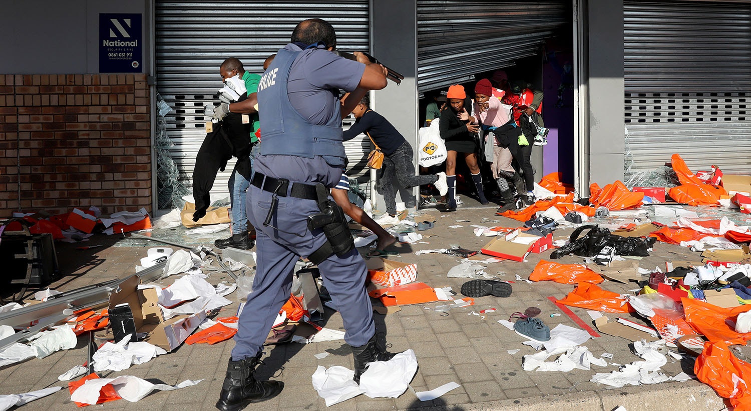  A pol&iacute;cia tenta controlar os saques | Foto: EPA 