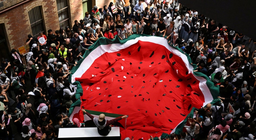 Representação de melancia. Protestos solidários com os palestinianos de Gaza, em Melbourne, na Austrália
