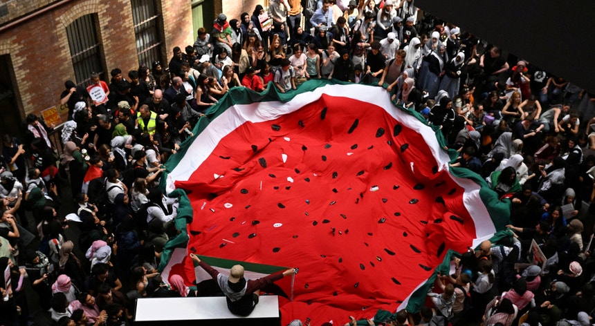Representação de melancia. Protestos solidários com os palestinianos de Gaza, em Melbourne, na Austrália
