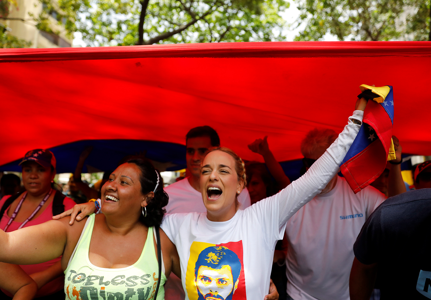  Lilian Tintori (&agrave; direita), a esposa do l&iacute;der da oposi&ccedil;&atilde;o Leopoldo Lopez / Foto: Carlos Garcia Rawlins - Reuters 