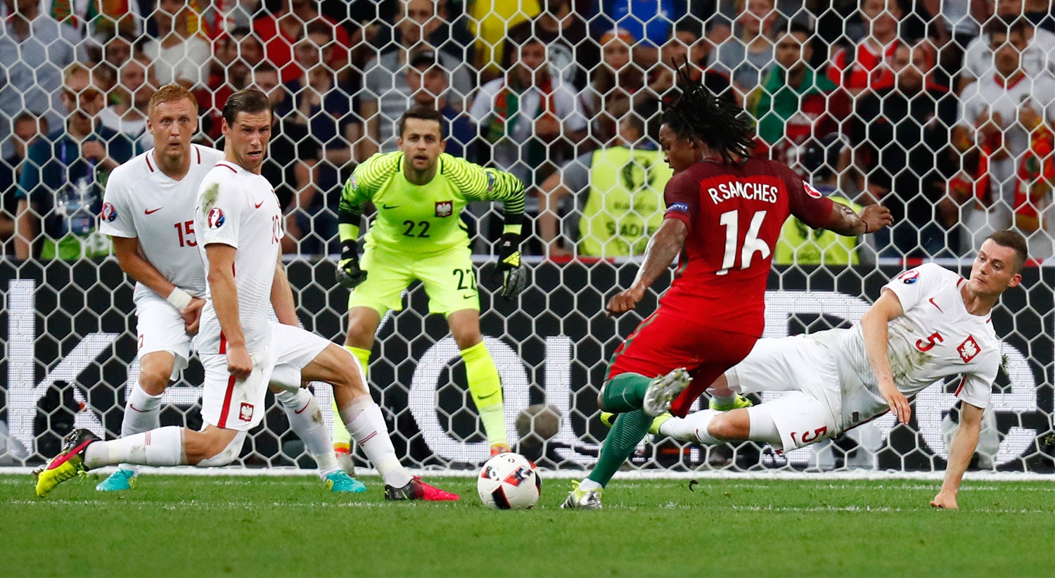  O primeiro golo pela sele&ccedil;&atilde;o foi apontado &agrave; Pol&oacute;nia. &Eacute; o golo que vale o empate a Portugal e que leva o jogo at&eacute; &agrave;s grandes penalidades. 