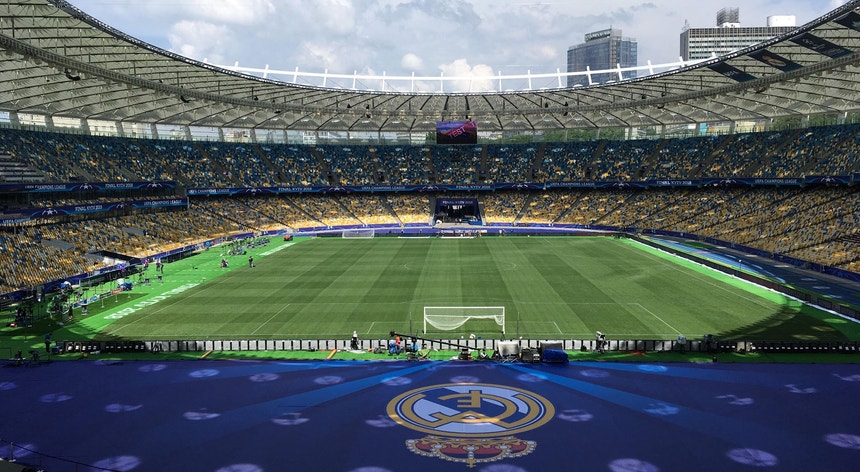 O cenário está pronto para receber dois colossos do futebol europeu
