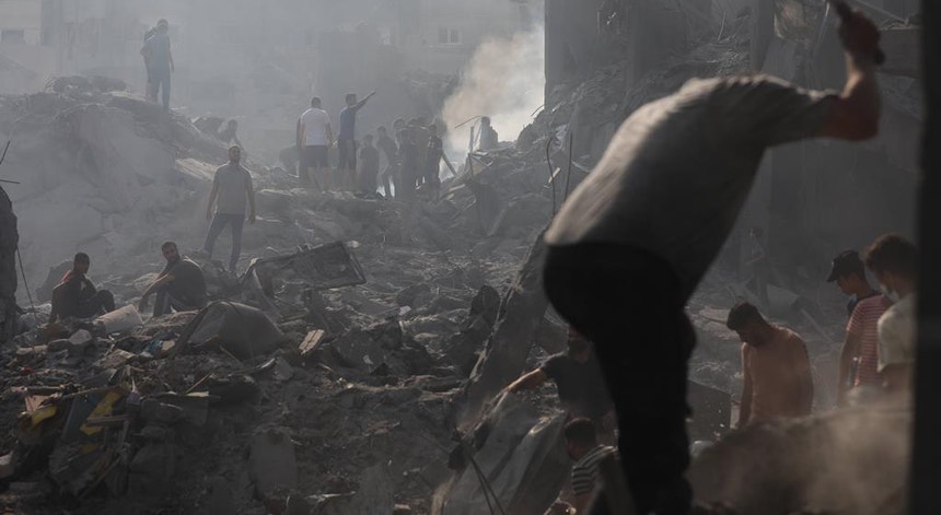 Meia centena de palestinianos morreram no domingo à noite, na sequência de bombardeamentos na Faixa de Gaza
