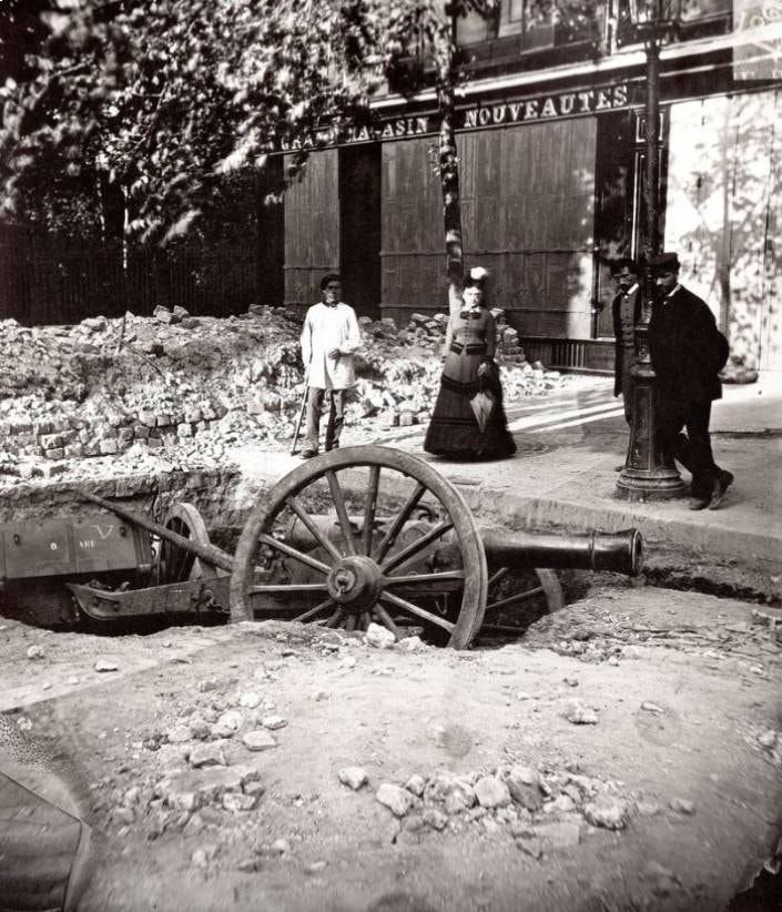  Barricada entre a rua Sommerard e boulevard Saint-Michel 