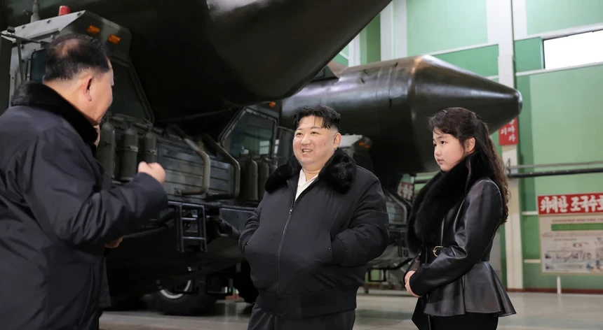 Kim Jong-un supervisionou exercícios militares com novos lançadores múltiplos de foguetes
