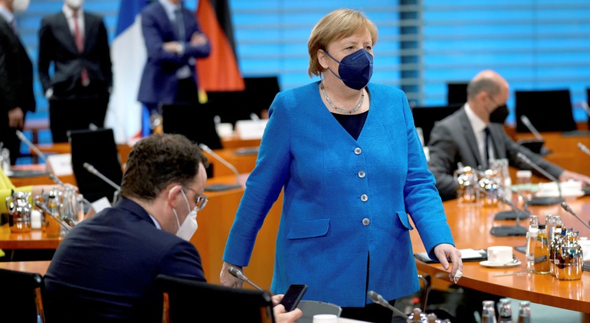 A chanceler Angela Merkel e o ex-ministro dos Negócios Estrangeiros, Frank-Walter Streinmeier, foram alguns dos políticos alvos de espionagem. 
