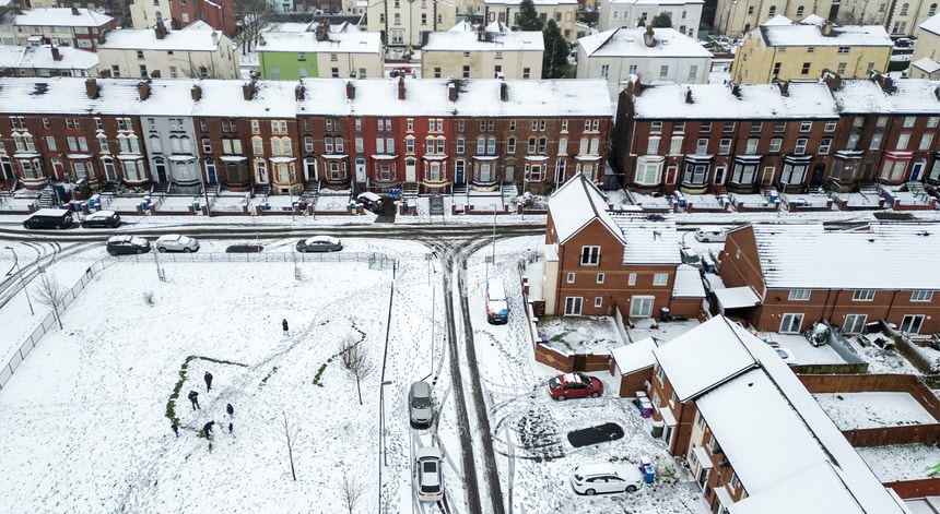 Imagem relacionada com a notícia: Tempestade de neve está a afetar vários países na Europa