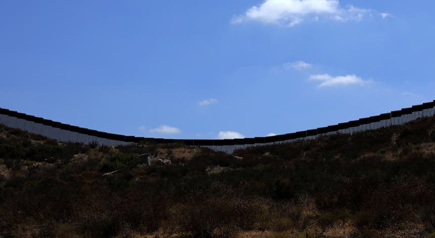 O muro entre a fronteira dos EUA e o México no Estado da Califórnia. Foto: Mike Blake - Reuters O muro entre a fronteira dos EUA e o México no Estado da Califórnia. Foto: Mike Blake - Reuters