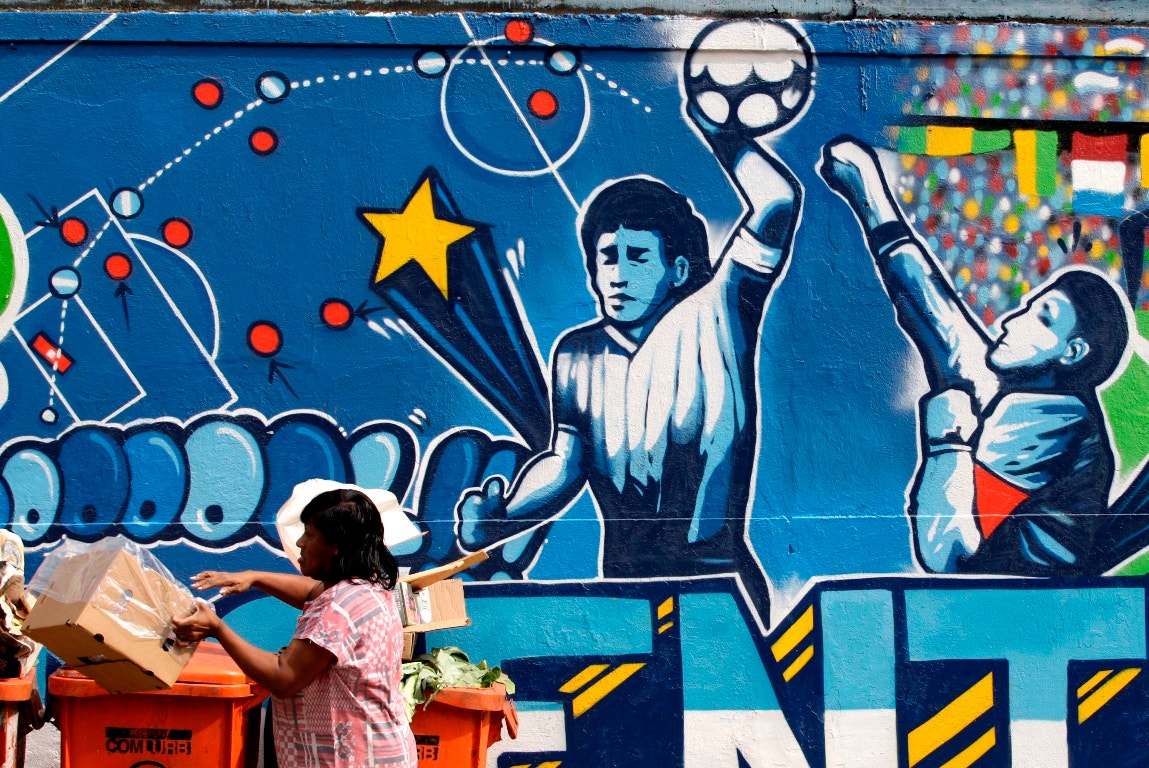  2010. Mural, M&atilde;o de Deus | Sergio Moraes - Reuters 