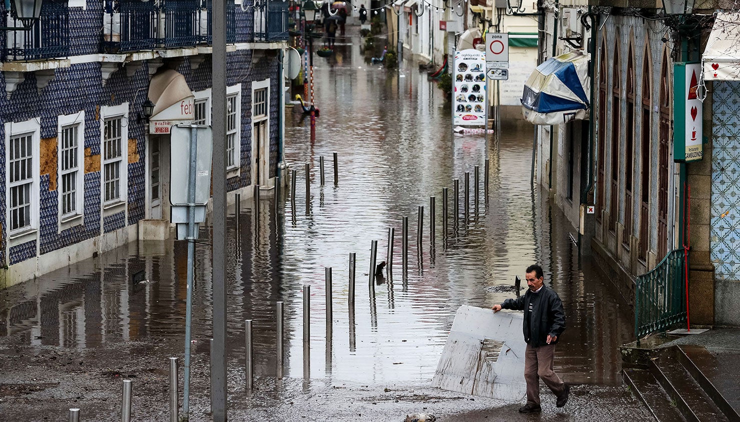 A subida do n&iacute;vel da &aacute;gua do rio &Aacute;gueda devido &agrave; chuva forte provocada pela depress&atilde;o Elsa provocou a inunda&ccedil;&atilde;o da zona ribeirinha de &Aacute;gueda | Paulo Novais - Lusa